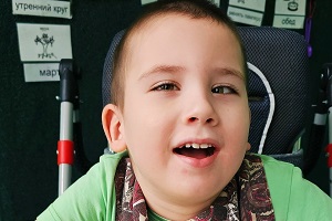 Максим учится есть сам