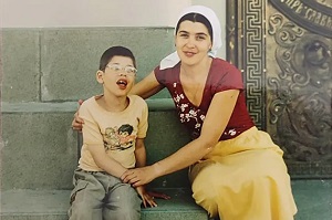 «Побывали в Мек­сике и на Кубе»: как роди­тели взрослых детей с инвалидно­стью находят время на себя