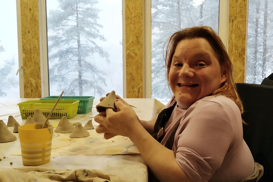 Юлия Родина в керамической мастерской.jpg